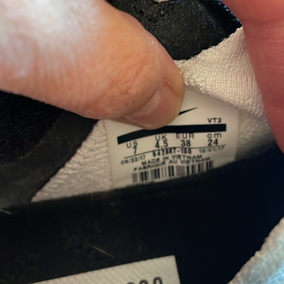 Nike women’s size 7 sneakers canvas lightweight… Black and white with neon trim - Picture 5 of 5